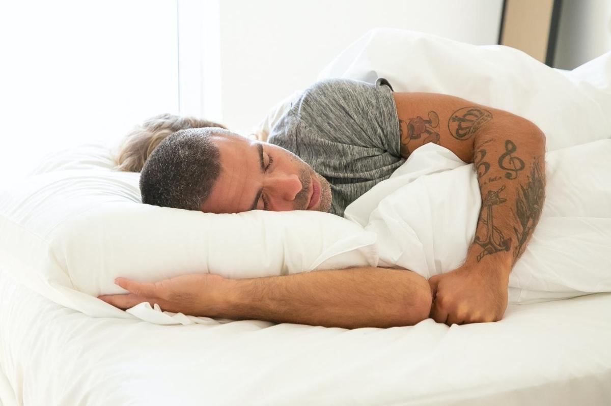 Dormir avec un oreiller de corps : pour quoi faire ?
