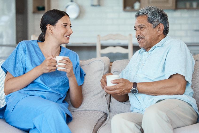 Infirmier à domicile : une solution de soins adaptée au maintien des seniors à domicile ?